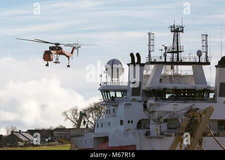 Erickson s-64f-crane d'air arrivant de l'hélicoptère pour le démontage et les quais Montrose voyage retour au USA par bateau Banque D'Images