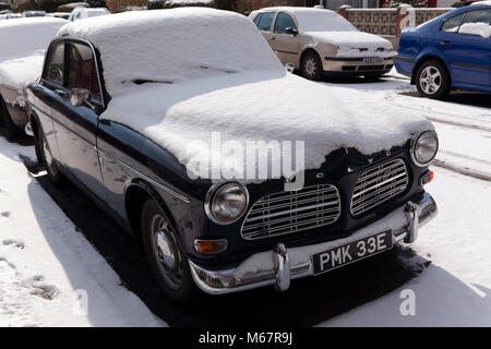 Une Volvo 121 couverts de neige, les combustibles Road, Lewisham, South East London Banque D'Images