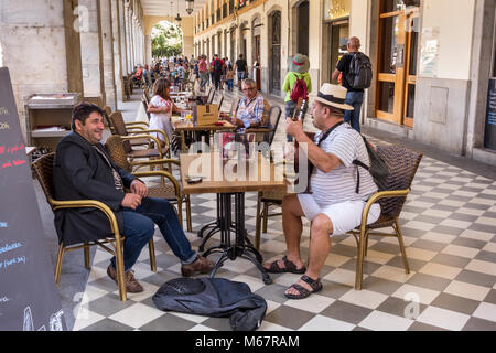 Moyen âge l'homme qui joue de la guitare et chanter dans un café de la chaussée, Place de la Independencia, Gérone, Catalogne, Espagne Banque D'Images