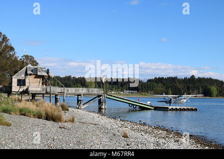 Afficher le long de la rive du lac Te Anau à Te Anau dans Southland, île du Sud Nouvelle-Zélande à la jetée vers l'embarcadère et hydravion avec sur le lac. Banque D'Images