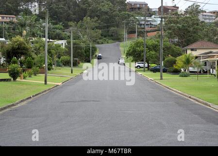 En date du 27 févr. 2018 à Coffs Harbour, New South Wales. Aperçu de l'ensemble des rue de la ville australienne. Rue de l'Australie, sentier, pelouse, maisons en journée. Banque D'Images