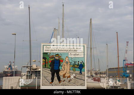 Saint Nazaire, billboard avec une illustration représentant le caractère Tin Tin. La France. Banque D'Images