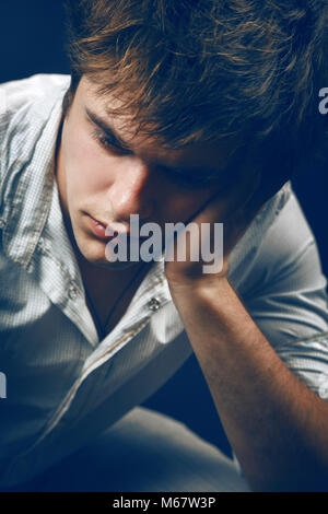 Portrait sombre du jeune homme solitaire déprimé triste Banque D'Images