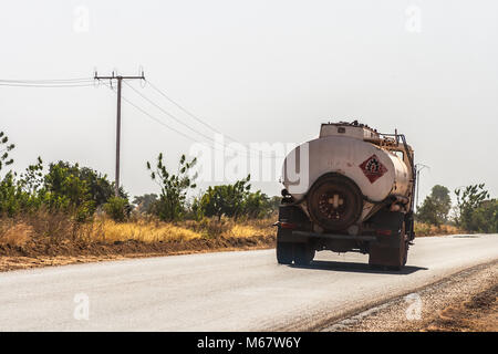 Camion de carburant sur la route nationale 1 en direction de Bobo-Dioulasso, Burkina Faso. Banque D'Images