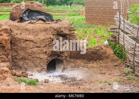 Four traditionnel utilisé pour produire du beurre de karité, Burkina Faso, Afrique de l'Ouest. Banque D'Images