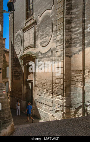 Avis de ruelles avec des magasins et de l'église dans le centre historique et charmant centre-ville de Gordes. Situé dans la région de la Provence, dans le sud-est de la France. Banque D'Images