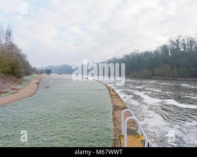 Sur les rives de la rivière Trent, le sol couvert de gel, à l'aval. Banque D'Images