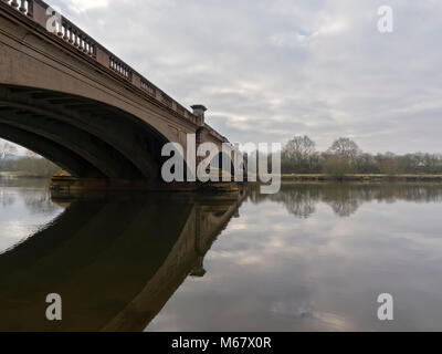 Debout au côté de Gunthorpe Bridge, qui le suit partout comme il enjambe la rivière Trent. Banque D'Images