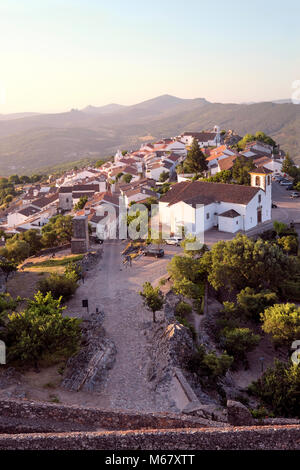 Vue depuis le château de Marvão village perché, Marvão, Alentejo, Portugal Banque D'Images