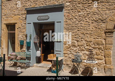 Close-up typique en pierre de maisons et boutiques dans une rue du village historique de Lourmarin. Situé dans la région de la Provence, dans le sud-est de la France. Banque D'Images