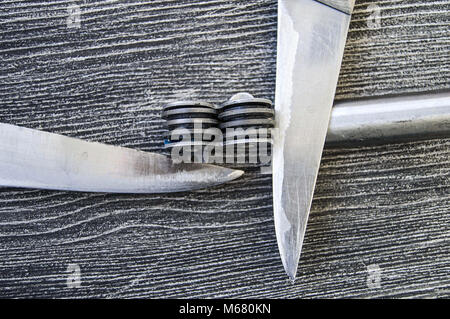 Les couteaux se trouve à côté de la lame outils de rectification, l'affûtage des lames émoussées, l'outil d'affûtage affûtage, avec des outils, de meulage, de Banque D'Images