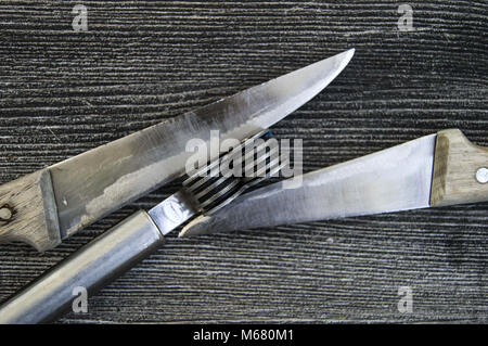 Les couteaux se trouve à côté de la lame outils de rectification, l'affûtage des lames émoussées, l'outil d'affûtage affûtage, avec des outils, de meulage, de Banque D'Images