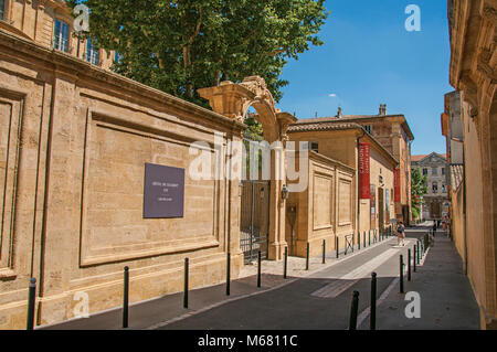 Alley avec des bâtiments et de la porte en Aix-en-Provence, une ville animée dans la campagne française. Région de la Provence, dans le sud-est de la France. Banque D'Images