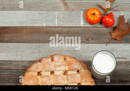 Tarte aux pommes maison. Maison de vacances. Thanksgiving ou Noël. Banque D'Images