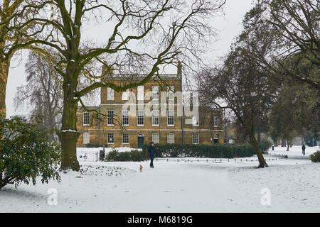 Clissold House à Clissold Park, Stoke Newington, North London UK, sous la neige Banque D'Images