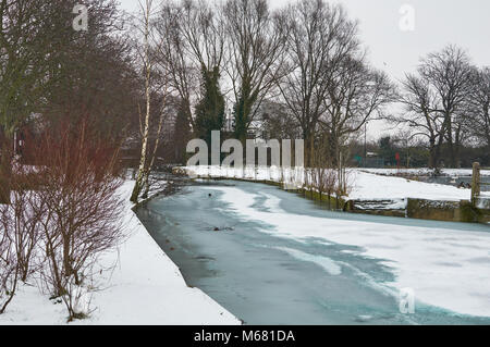 La rivière à nouveau gelés Woodberry Zones Humides, North London UK, dans la vague de froid sévère au début de 2018 Banque D'Images