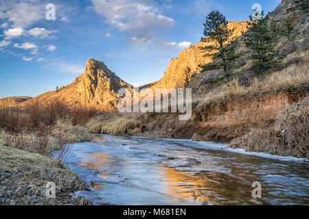 Eagle Rock nid et partiellement congelée embranchement nord de la rivière cache la poudre dans le nord du Colorado à Livermore, près de Fort Collins, l'hiver Banque D'Images