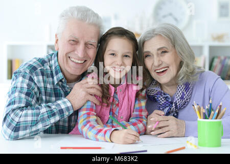 Petite fille mignonne avec des grands-parents l'étude Banque D'Images