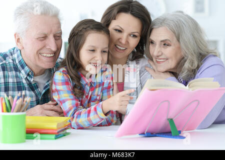 Petite fille mignonne avec des grands-parents l'étude Banque D'Images