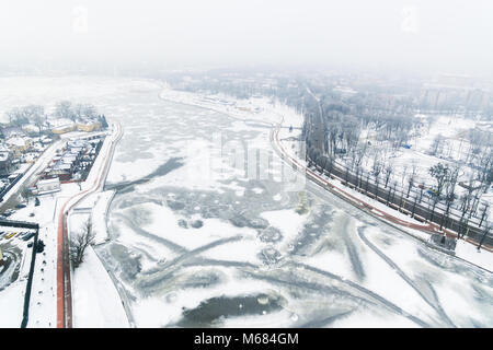 Antenne : Partie supérieure du lac gelé en hiver, Kaliningrad Banque D'Images