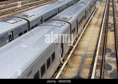 New York City subway trains dans le MTA depot, vu de la ligne haute de Manhattan. Banque D'Images