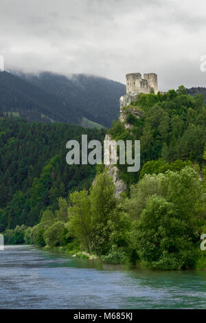 Château de la rivière Vah strecno point de vue Banque D'Images