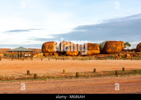 Place de camping à Devils Marbles (Karlu Karlu) Réserve de conservation, Territoire du Nord, Australie Banque D'Images