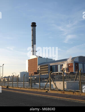 Shoreham Power Station, Port Shoreham, West Sussex. Vue depuis la route du bassin sur le côté sud du port. Banque D'Images