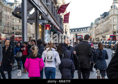 Enfants marchant Oxford Street Londres, Oxford St noël shoppers, Hamleys magasin de jouets, toyshop, Noël concept foules gens shopping concept Banque D'Images