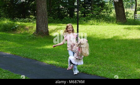 Enfants, enfants, blond gamin jouant sur un fil de zip balancer dans le jeu Italie liberté concept, meilleure vie, enfance concept petites filles blondes Banque D'Images