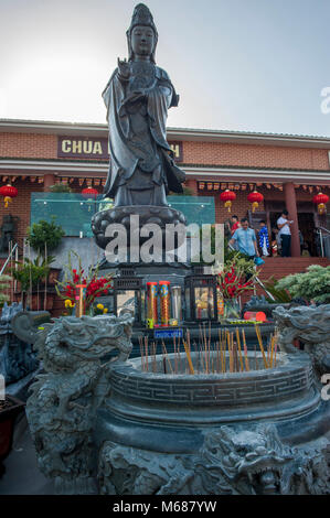 Voir l'offre de l'encens et statue d'Avalokiteshvara à Pho Minh Temple pendant les célébrations du Nouvel An lunaire 2018. Bankstown. L'AUSTRALIE Banque D'Images