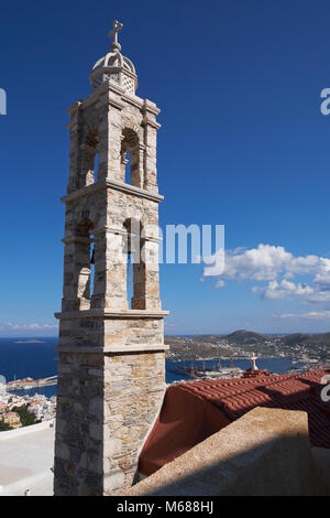 St George's Cathedral sur la ville de Ano Syros, Syros (aka Siros ou Syra), Cyclades, en Grèce. Banque D'Images