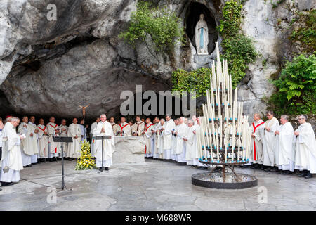 Pèlerinage à la grotte de Massabielle à Lourdes (sud-ouest de la France). C'est là que la Vierge Marie est apparue 18 fois à Bernadette Soubirous Banque D'Images