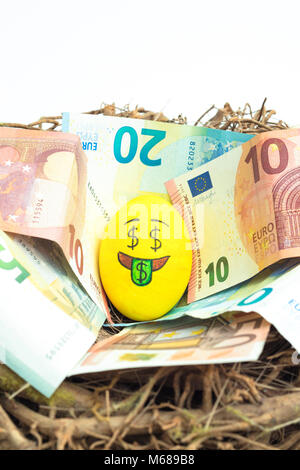 Easter Egg Emoji avec expression du visage 'J'aime l'argent", qui est placé sur l'euro la monnaie de papier. Banque D'Images