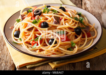 De délicieux spaghettis Alla putanesca anchois avec légumes verts et de close-up sur une plaque horizontale. Banque D'Images