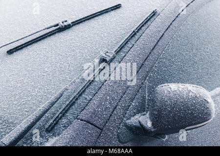 Location de glaces sur le pare-brise et miroir recouvert de givre en hiver froid Banque D'Images