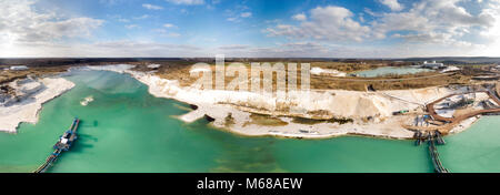 Panorama composé de photographies aériennes et des photos aériennes d'une opération minière humide du sable de quartz blanc, vert et bleu avec un lac et un étang-réservoir lar Banque D'Images