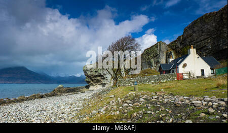 Chalet sur la mer à Elgol, île de Skye. Banque D'Images