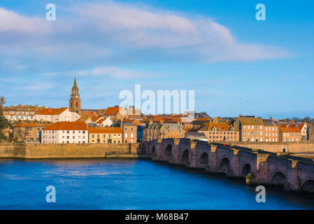Ville Pays Angleterre, vue sur la rivière Tweed, vers la ville de Berwick upon Tweed, Northumberland, England, UK. Banque D'Images