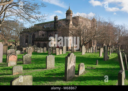 Cimetière UK, vue sur le cimetière de l'église paroissiale de la Sainte Trinité dans la ville frontière de Berwick upon Tweed, Northumberland, England, UK Banque D'Images