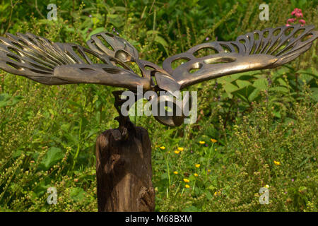 Chouette de Bronze,Sculpture,jardin,ERS Harrogate North Yorkshire, Angleterre, Royaume-Uni.. Banque D'Images