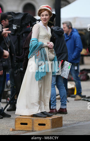 Claudia Jessie jouant le rôle d'Amelia Sedley vu tournage des scènes' Vanity Fair' période TV Drama. Olivia Cooke a également été vu sur le plateau de tournage - Londres Avec : Claudia Jessie Où : London, Royaume-Uni Quand : 29 Jan 2018 Credit : WENN.com Banque D'Images