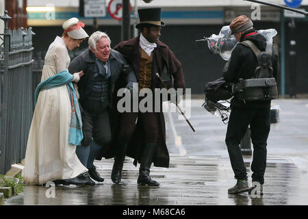 Claudia Jessie jouant le rôle d'Amelia Sedley vu tournage des scènes' Vanity Fair' période TV Drama. Olivia Cooke a également été vu sur le plateau de tournage - Londres Avec : Claudia Jessie Où : London, Royaume-Uni Quand : 29 Jan 2018 Credit : WENN.com Banque D'Images