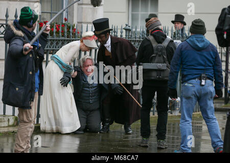 Claudia Jessie jouant le rôle d'Amelia Sedley vu tournage des scènes' Vanity Fair' période TV Drama. Olivia Cooke a également été vu sur le plateau de tournage - Londres Avec : Claudia Jessie Où : London, Royaume-Uni Quand : 29 Jan 2018 Credit : WENN.com Banque D'Images