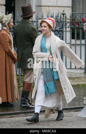 Claudia Jessie jouant le rôle d'Amelia Sedley vu tournage des scènes' Vanity Fair' période TV Drama. Olivia Cooke a également été vu sur le plateau de tournage - Londres Avec : Claudia Jessie Où : London, Royaume-Uni Quand : 29 Jan 2018 Credit : WENN.com Banque D'Images