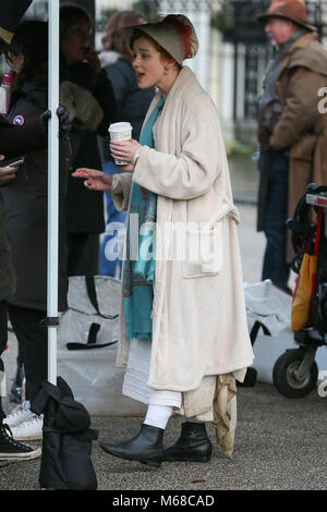 Claudia Jessie jouant le rôle d'Amelia Sedley vu tournage des scènes' Vanity Fair' période TV Drama. Olivia Cooke a également été vu sur le plateau de tournage - Londres Avec : Claudia Jessie Où : London, Royaume-Uni Quand : 29 Jan 2018 Credit : WENN.com Banque D'Images