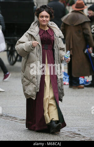 Claudia Jessie jouant le rôle d'Amelia Sedley vu tournage des scènes' Vanity Fair' période TV Drama. Olivia Cooke a également été vu sur le plateau de tournage - London comprend : Olivia Cooke Où : London, Royaume-Uni Quand : 29 Jan 2018 Credit : WENN.com Banque D'Images