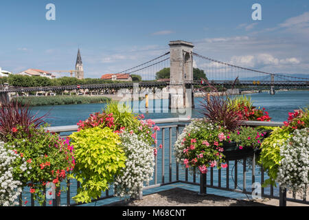 Promenade le long du Rhône à l'ensemble de TOURNON SUR RHONE Ardèche Auvergne-Rhône-Alpes France Banque D'Images