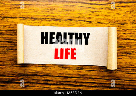 Texte écrit à la main l'inspiration légende montrant la vie en bonne santé. Concept d'affaires pour la bonne santé de l'alimentation sur sticky note écrite sur fond de bois. Banque D'Images