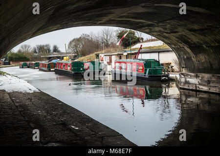 Bateaux du canal de l'hiver à Preston Brook, Cheshire, Royaume-Uni. Banque D'Images